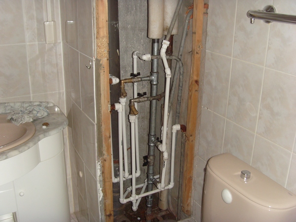 Разводка труб от стояка водоснабжения в многоэтажном доме. Комплексный монтаж сантехники в квартире - полотенцесушителя, ванны, унитаза.